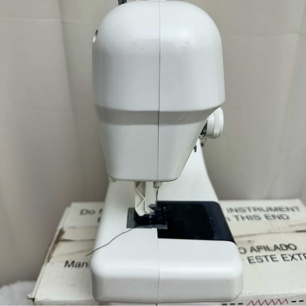 Simplicity Sew Precious Model SWSP2 Sewing Machine w/ Box, Instructions - Works - Picture 6 of 13